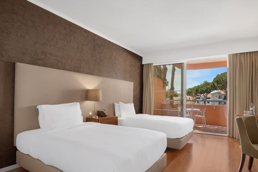 Chambre jardin avec vue sur la piscine