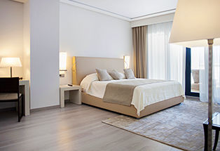 Chambre Supérieure vue piscine et jardin