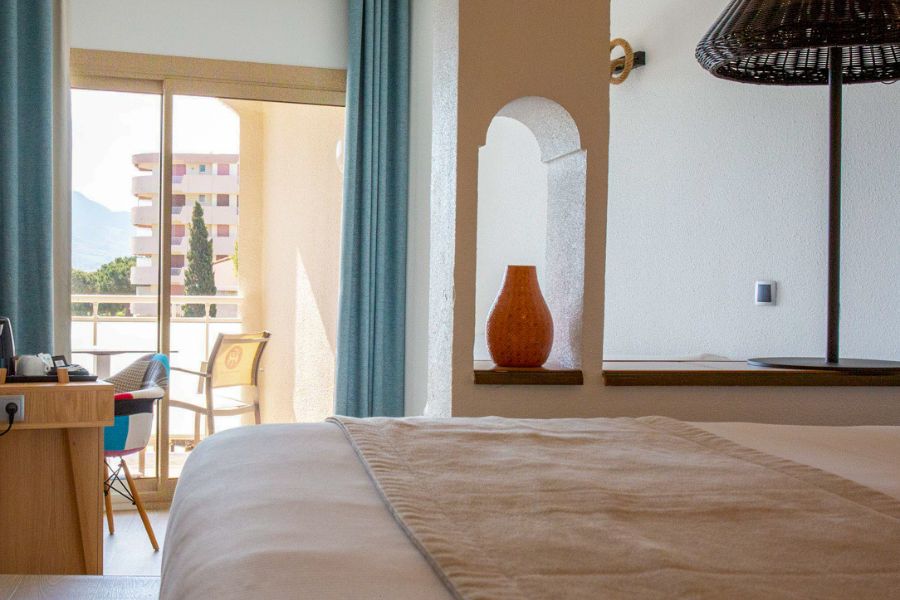 Chambre Salon Terrasse vue piscine