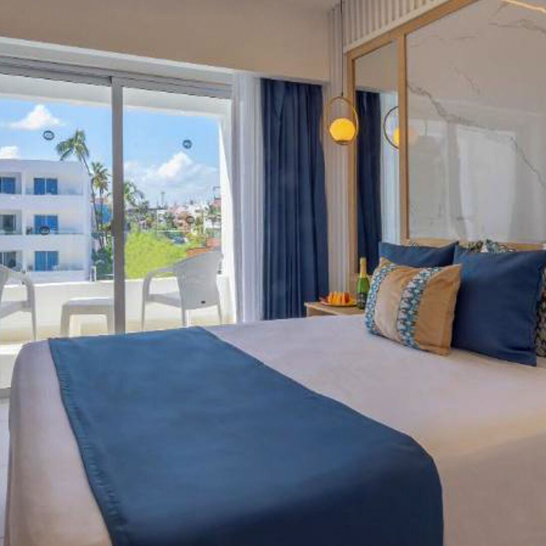 Chambre vue piscine